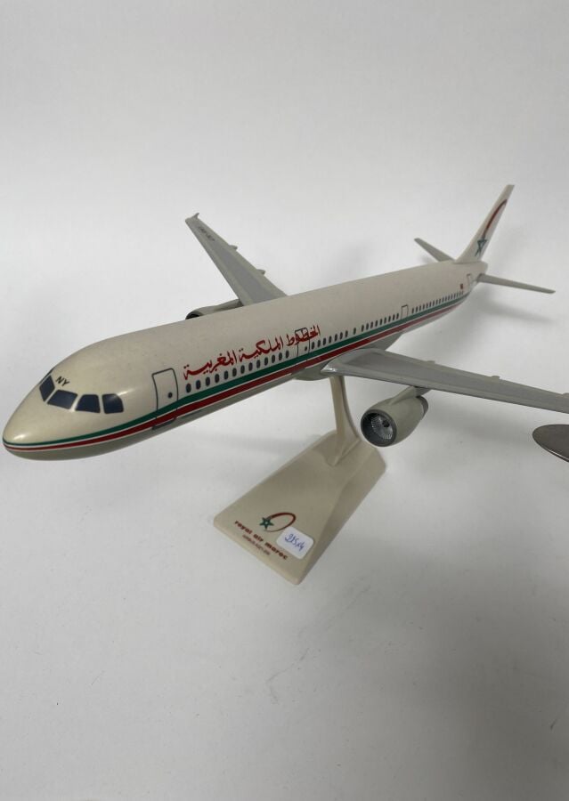 4 modeles : - - SO 30P Bretagne F-OART Air Maroc au 1/100ème envois peint réali…