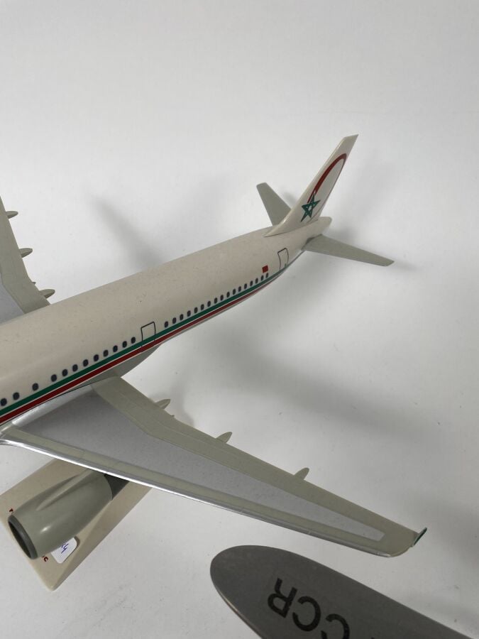 4 modeles : - - SO 30P Bretagne F-OART Air Maroc au 1/100ème envois peint réali…