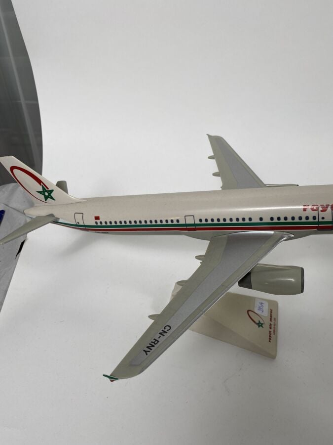 4 modeles : - - SO 30P Bretagne F-OART Air Maroc au 1/100ème envois peint réali…