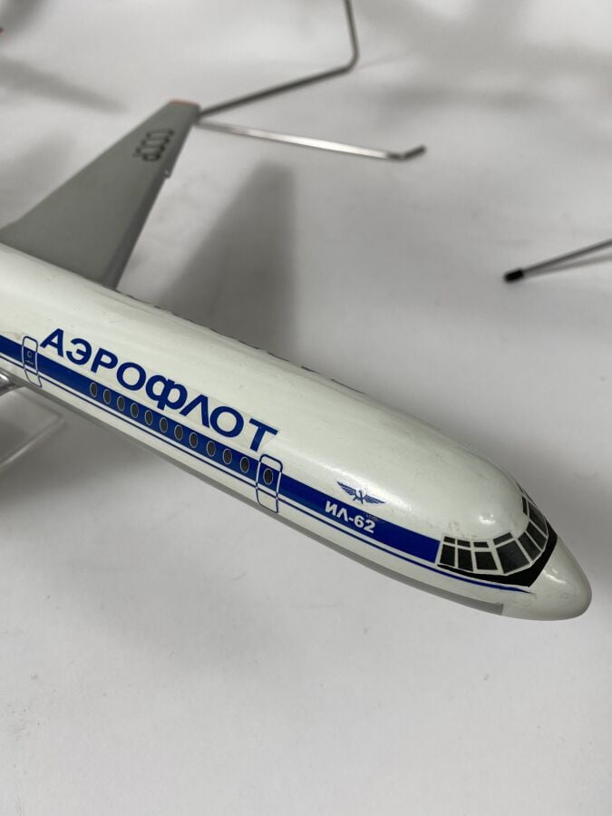 5 modèles Russe : - - Ilyushin 18 Aeroflot 34567 au 1/125ème en bois peint réal…