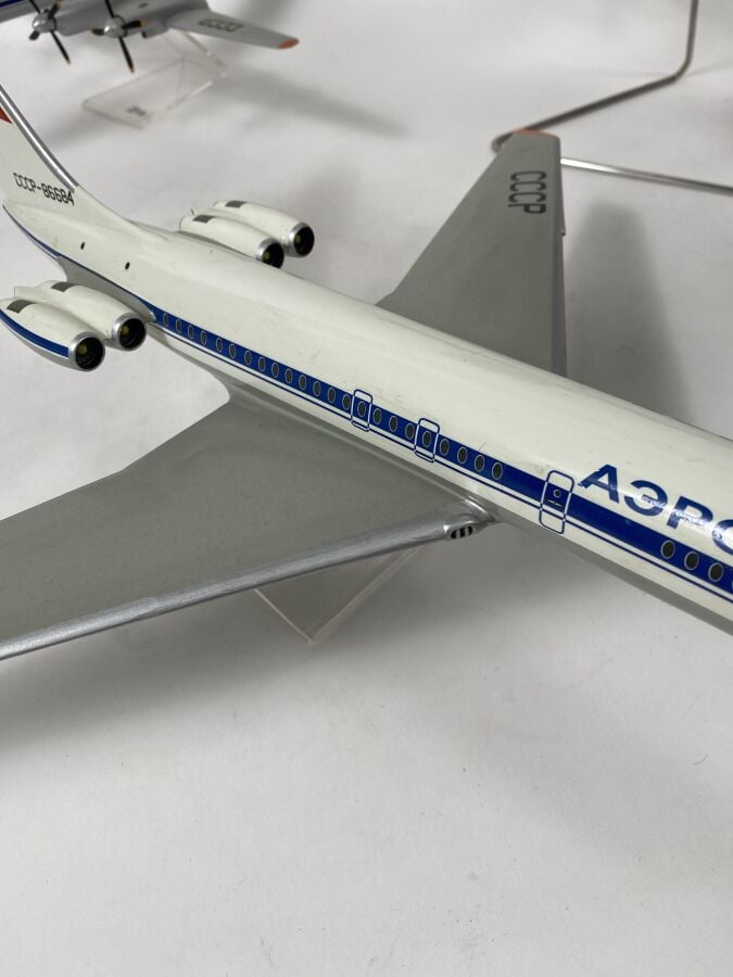5 modèles Russe : - - Ilyushin 18 Aeroflot 34567 au 1/125ème en bois peint réal…