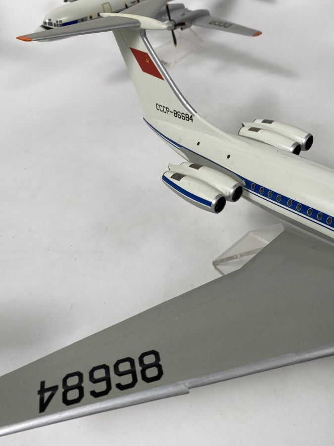 5 modèles Russe : - - Ilyushin 18 Aeroflot 34567 au 1/125ème en bois peint réal…