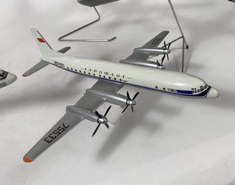 5 modèles Russe : - - Ilyushin 18 Aeroflot 34567 au 1/125ème en bois peint réal…