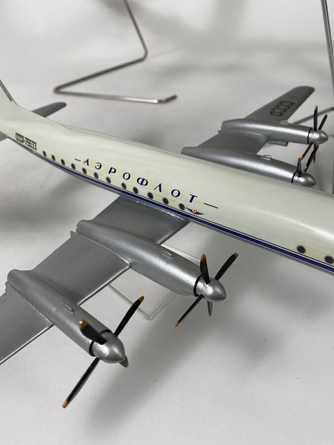 5 modèles Russe : - - Ilyushin 18 Aeroflot 34567 au 1/125ème en bois peint réal…