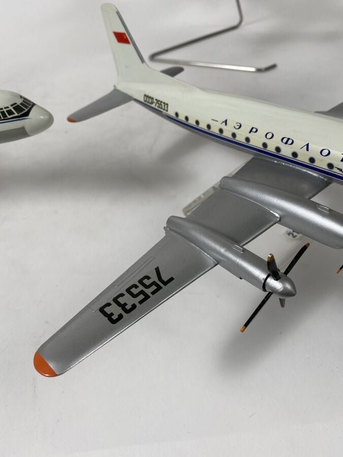 5 modèles Russe : - - Ilyushin 18 Aeroflot 34567 au 1/125ème en bois peint réal…