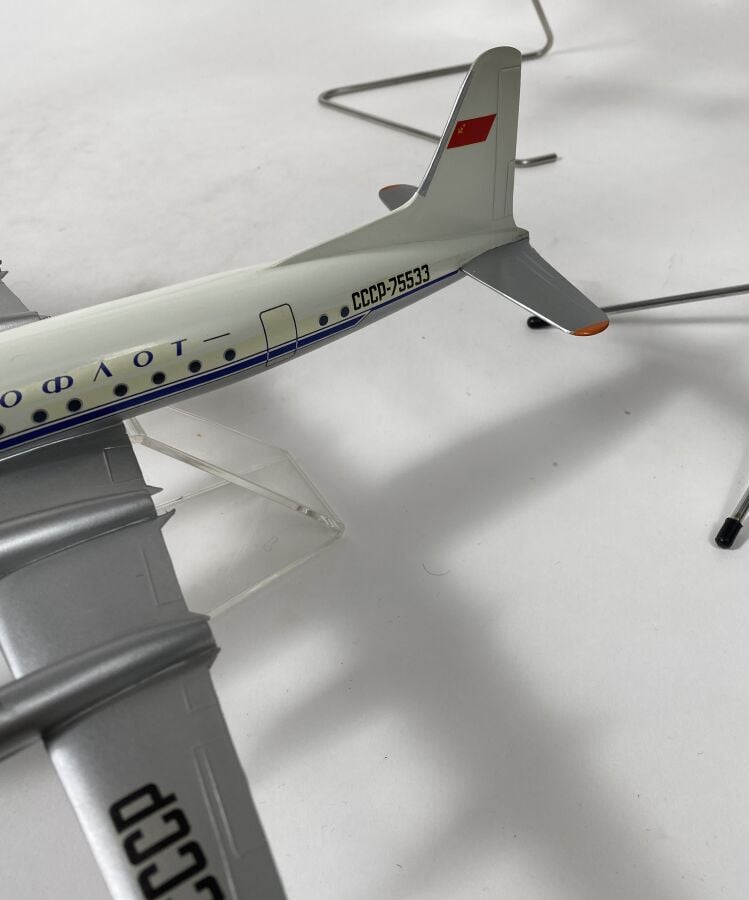 5 modèles Russe : - - Ilyushin 18 Aeroflot 34567 au 1/125ème en bois peint réal…