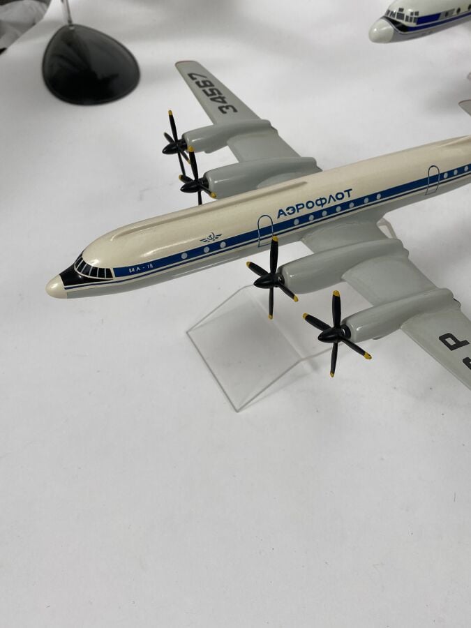 5 modèles Russe : - - Ilyushin 18 Aeroflot 34567 au 1/125ème en bois peint réal…