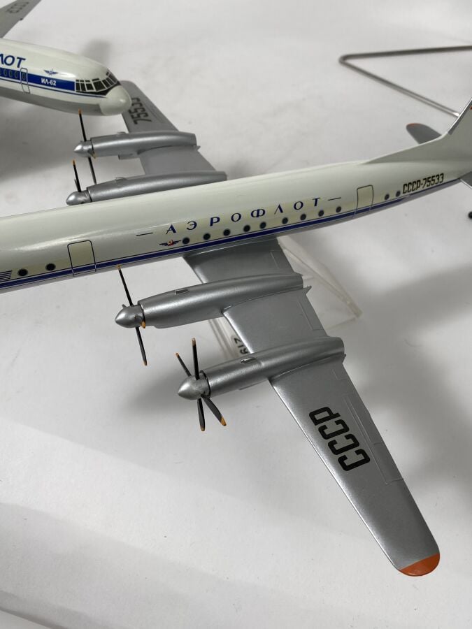 5 modèles Russe : - - Ilyushin 18 Aeroflot 34567 au 1/125ème en bois peint réal…