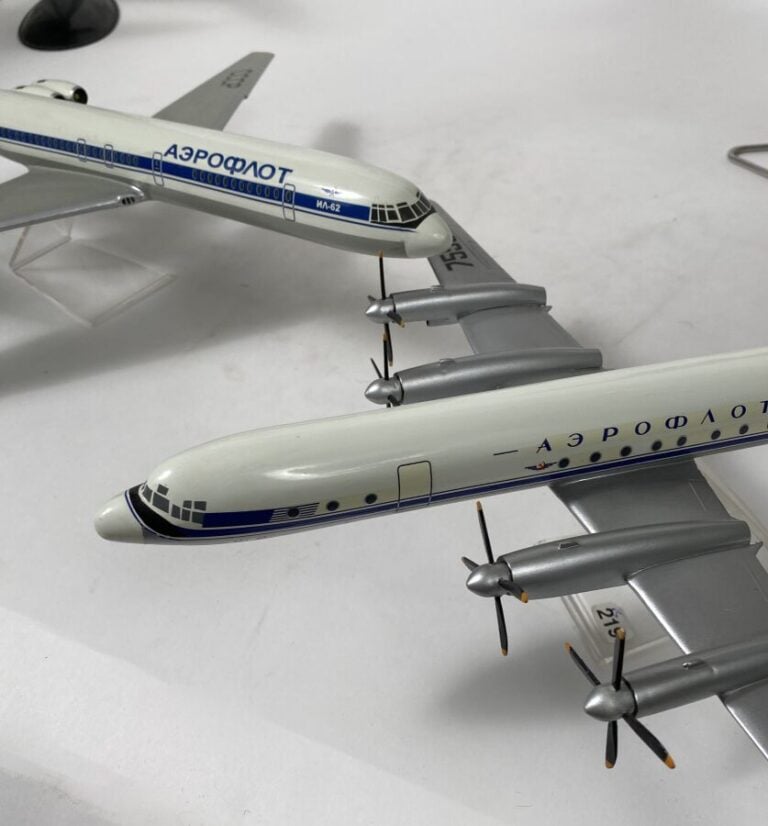 5 modèles Russe : - - Ilyushin 18 Aeroflot 34567 au 1/125ème en bois peint réal…