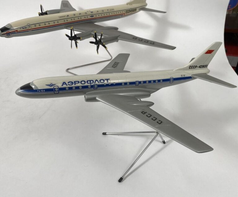 5 modèles Russe : - - Ilyushin 18 Aeroflot 34567 au 1/125ème en bois peint réal…