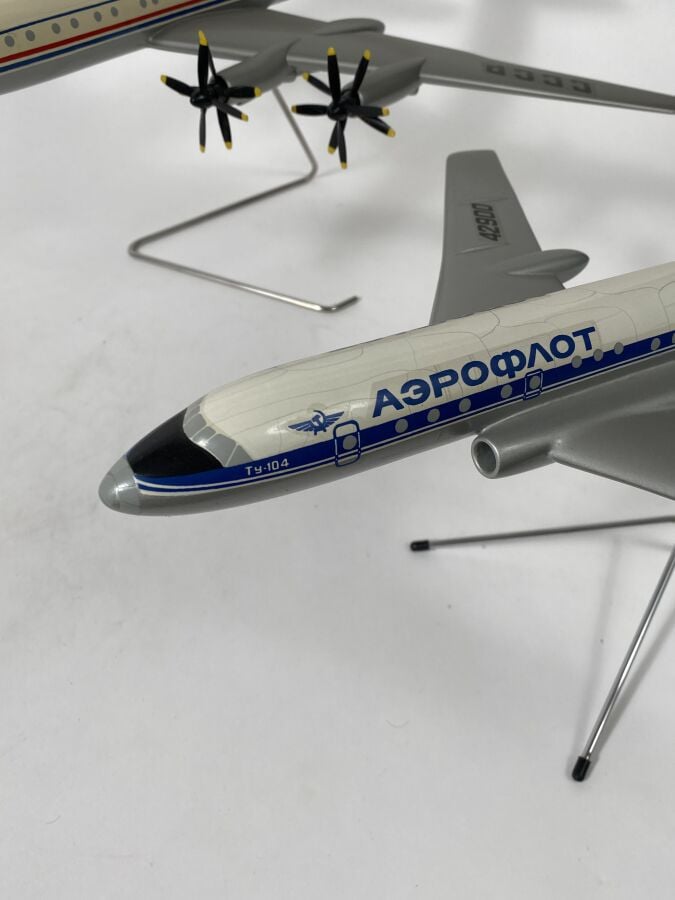 5 modèles Russe : - - Ilyushin 18 Aeroflot 34567 au 1/125ème en bois peint réal…