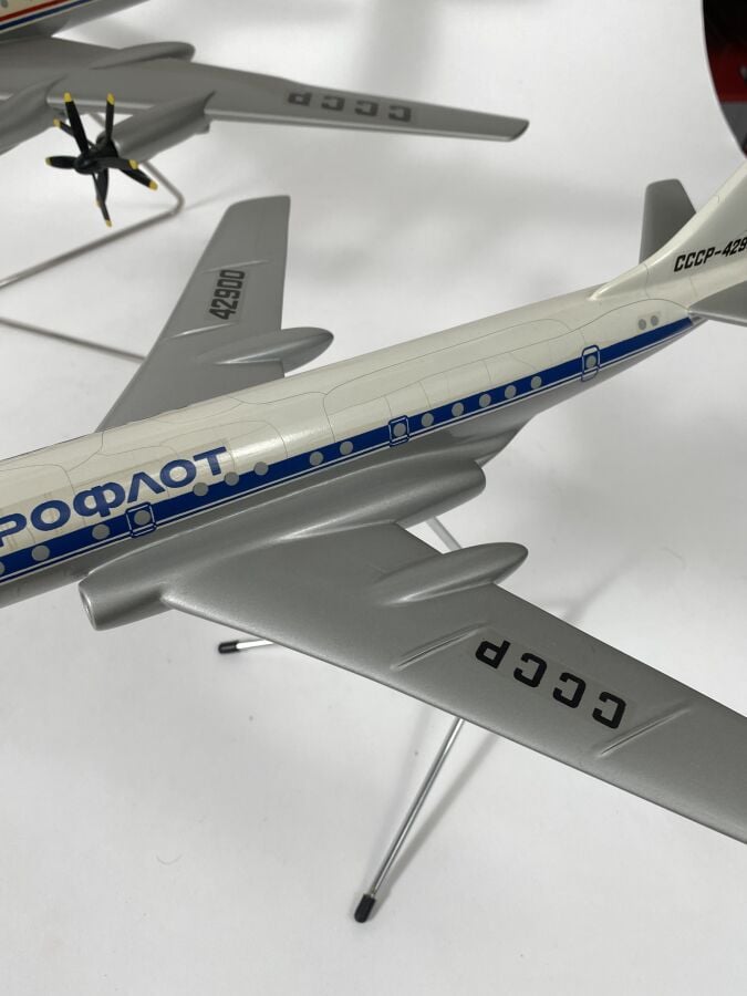 5 modèles Russe : - - Ilyushin 18 Aeroflot 34567 au 1/125ème en bois peint réal…