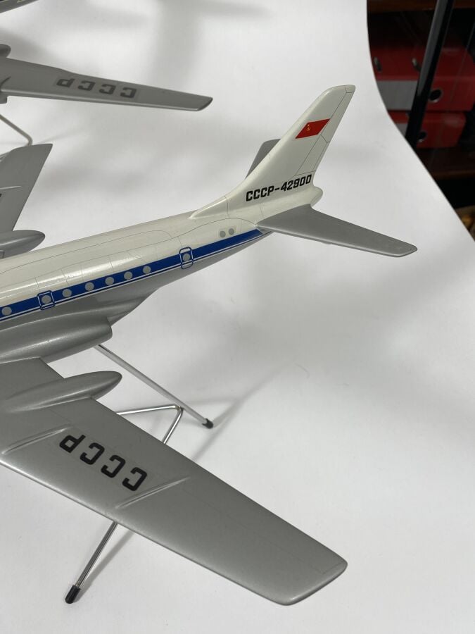 5 modèles Russe : - - Ilyushin 18 Aeroflot 34567 au 1/125ème en bois peint réal…