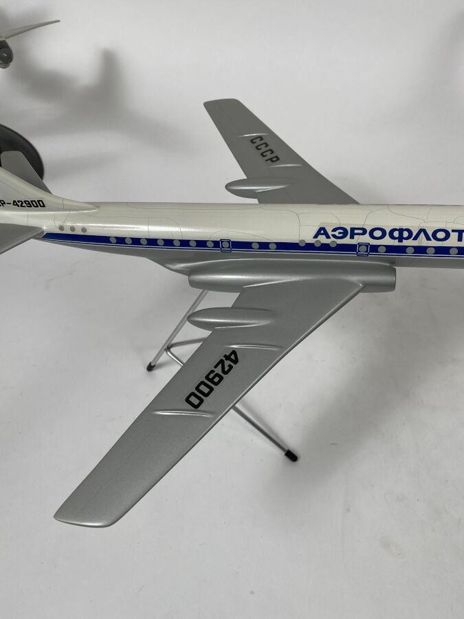5 modèles Russe : - - Ilyushin 18 Aeroflot 34567 au 1/125ème en bois peint réal…