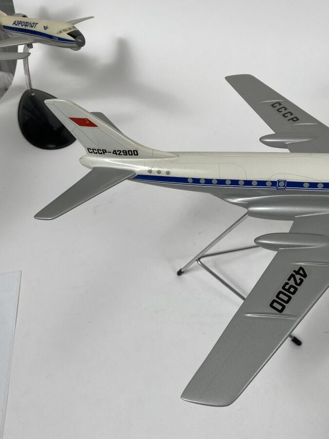 5 modèles Russe : - - Ilyushin 18 Aeroflot 34567 au 1/125ème en bois peint réal…