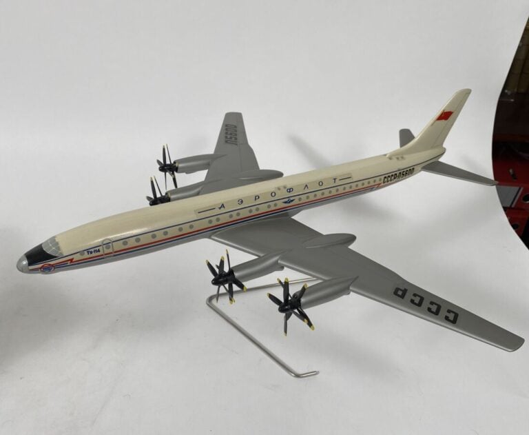 5 modèles Russe : - - Ilyushin 18 Aeroflot 34567 au 1/125ème en bois peint réal…
