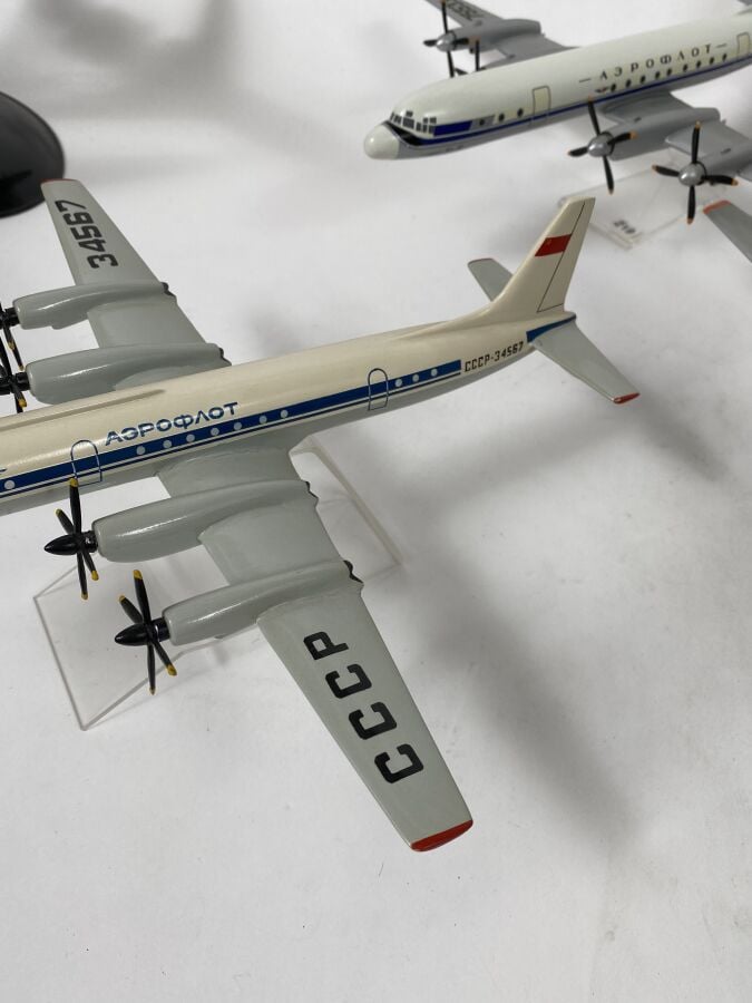 5 modèles Russe : - - Ilyushin 18 Aeroflot 34567 au 1/125ème en bois peint réal…