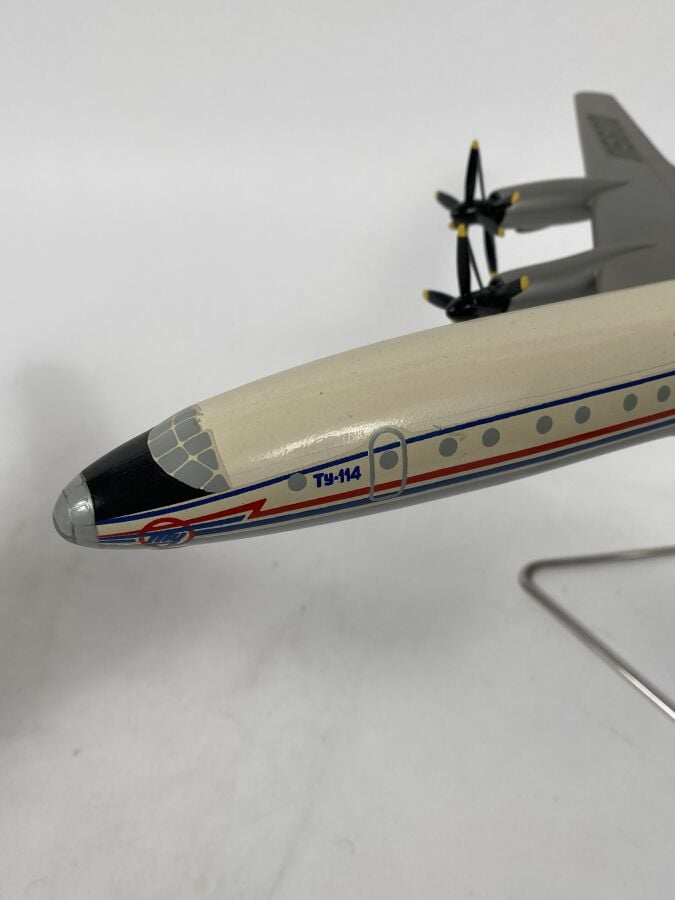 5 modèles Russe : - - Ilyushin 18 Aeroflot 34567 au 1/125ème en bois peint réal…