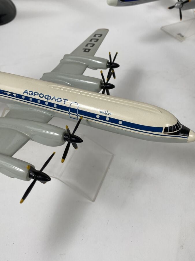 5 modèles Russe : - - Ilyushin 18 Aeroflot 34567 au 1/125ème en bois peint réal…