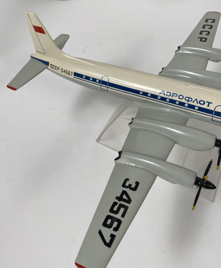 5 modèles Russe : - - Ilyushin 18 Aeroflot 34567 au 1/125ème en bois peint réal…