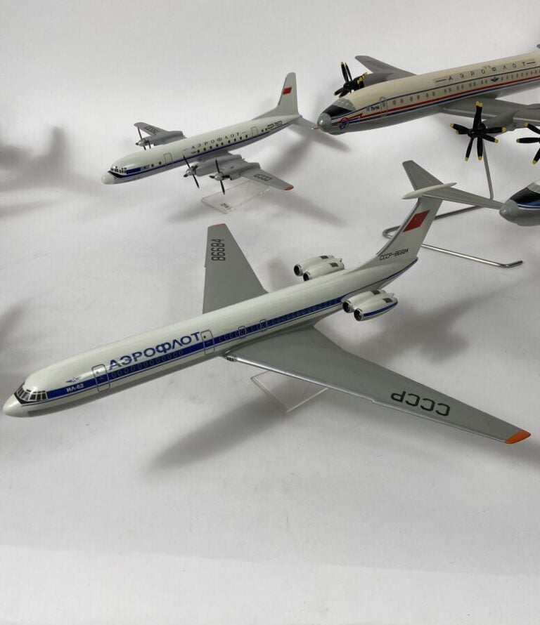 5 modèles Russe : - - Ilyushin 18 Aeroflot 34567 au 1/125ème en bois peint réal…