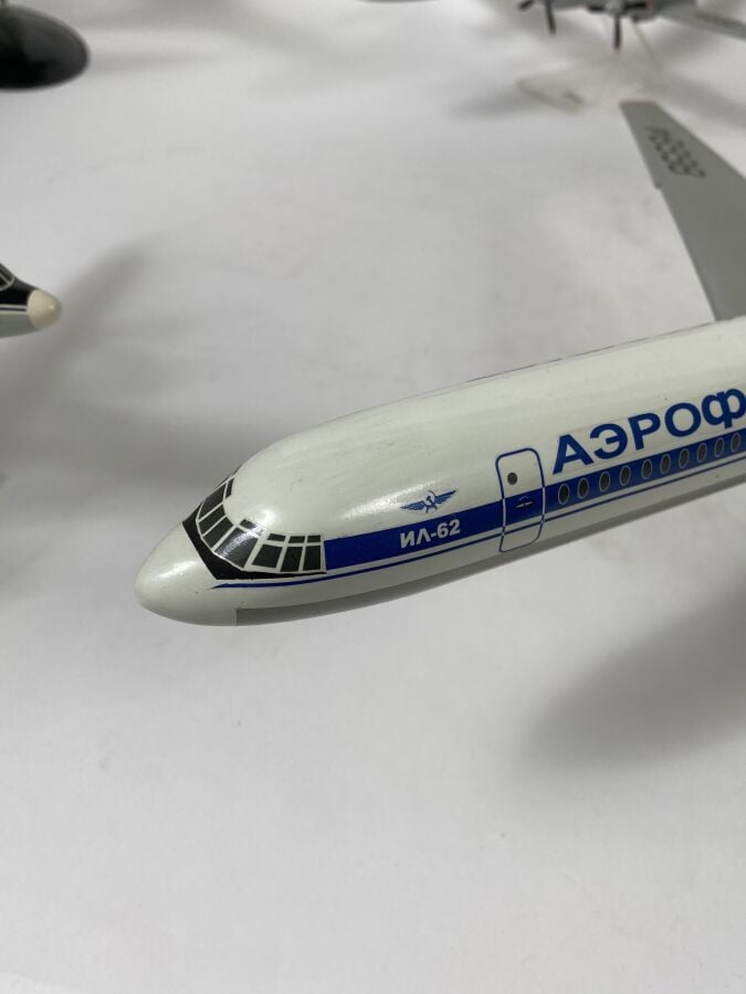 5 modèles Russe : - - Ilyushin 18 Aeroflot 34567 au 1/125ème en bois peint réal…