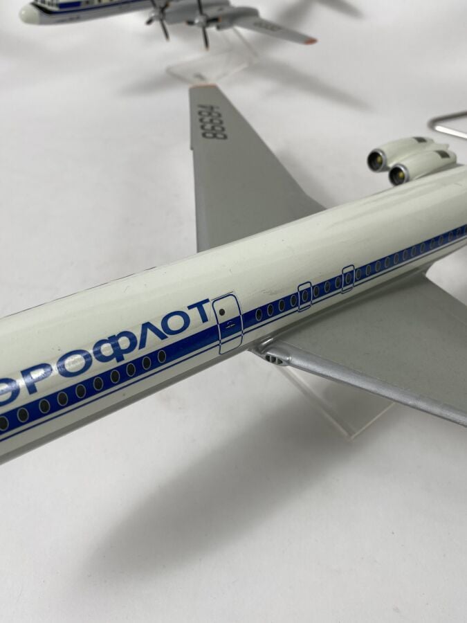 5 modèles Russe : - - Ilyushin 18 Aeroflot 34567 au 1/125ème en bois peint réal…