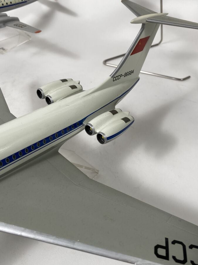 5 modèles Russe : - - Ilyushin 18 Aeroflot 34567 au 1/125ème en bois peint réal…