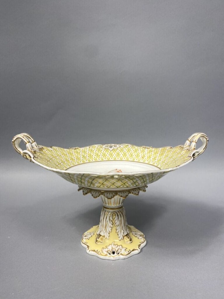Allemagne, dans le goût - Coupe à anses sur piédouche en porcelaine émaillée po…