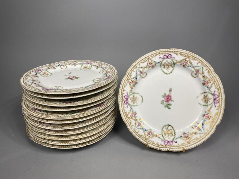 ALLEMAGNE - Suite de douze assiettes en porcelaine à décor floral polychrome et…