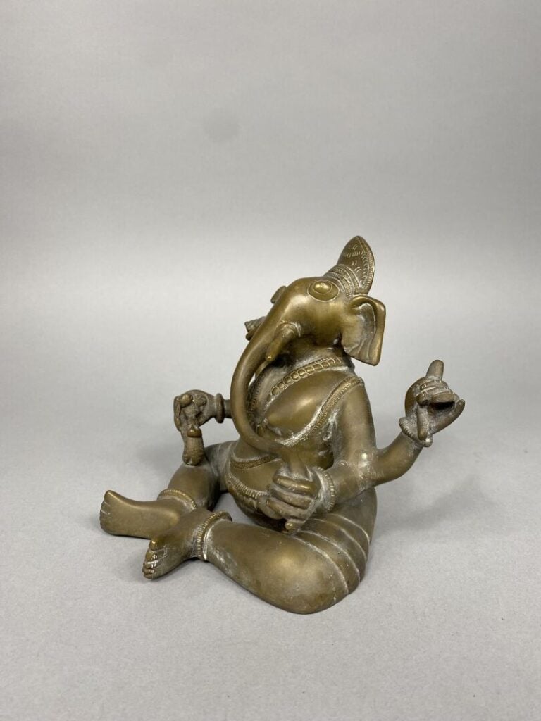 Asie - Lot comprenant un masque en bois sculpté et une statue en bronze doré re…