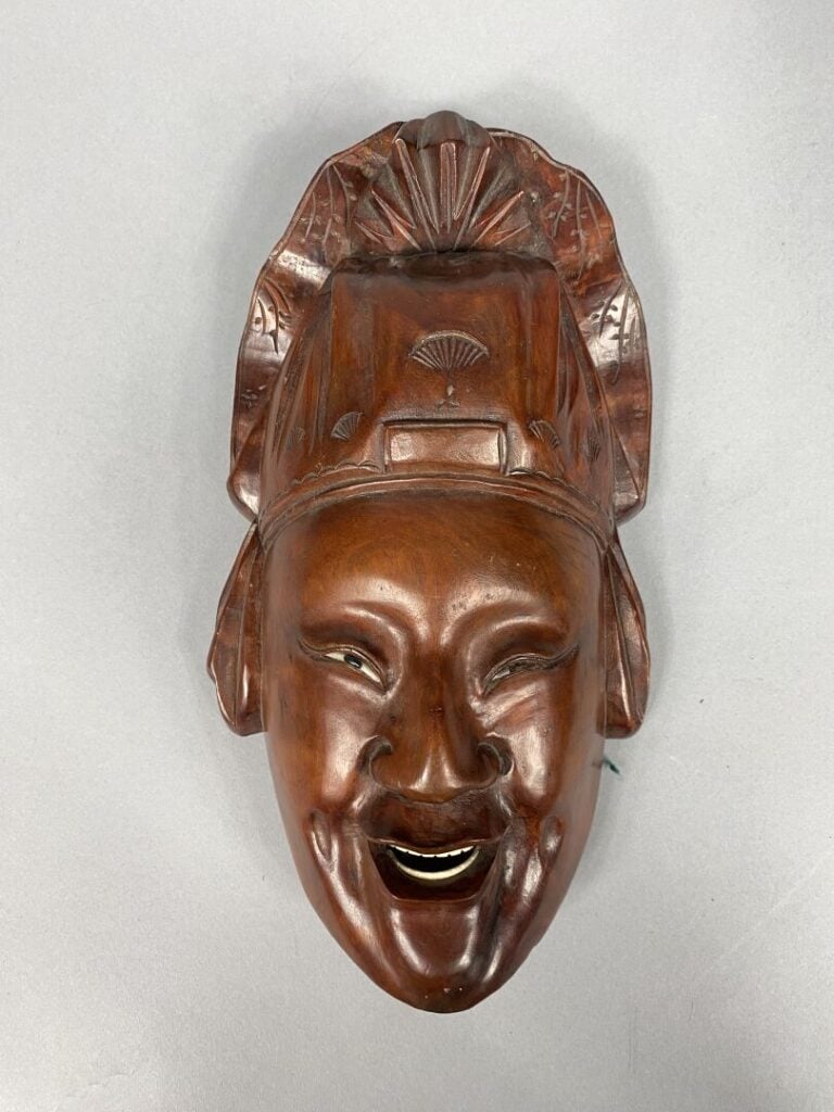 Asie - Lot comprenant un masque en bois sculpté et une statue en bronze doré re…