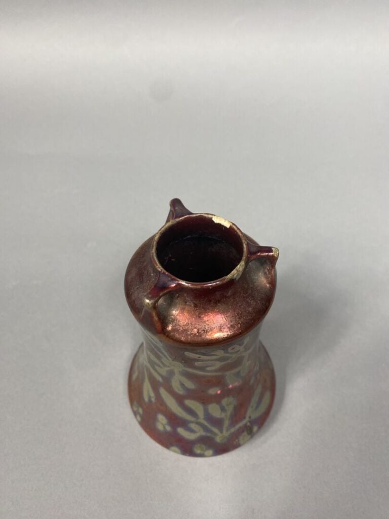 BACS (Cannes-EDEN) - Petit vase tronconique en faïence lustrée à décor d'algues…