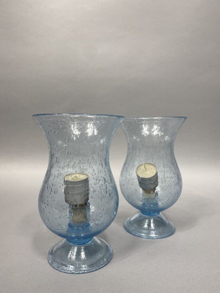 BIOT - Paire de photophores en verre bullé coloré bleu - H : 23 cm