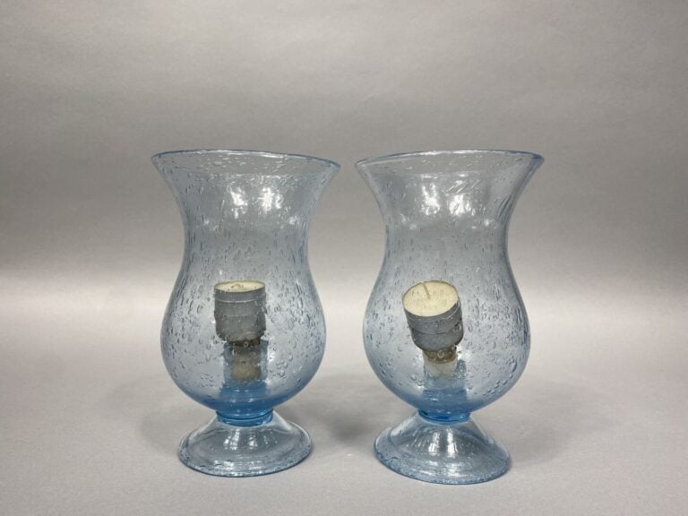 BIOT - Paire de photophores en verre bullé coloré bleu - H : 23 cm