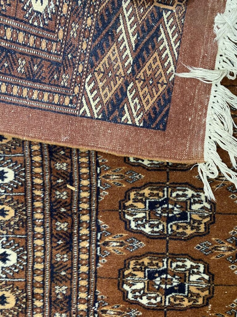 Boukhara - Tapis en laine à décor de médaillons sur fond brique - 347 x 246 cm…