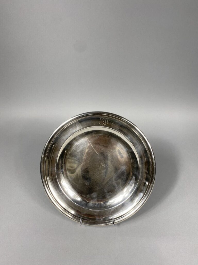BOULENGER - Plat rond en métal argenté à décor de filet, chiffré - Diam : 27,5…