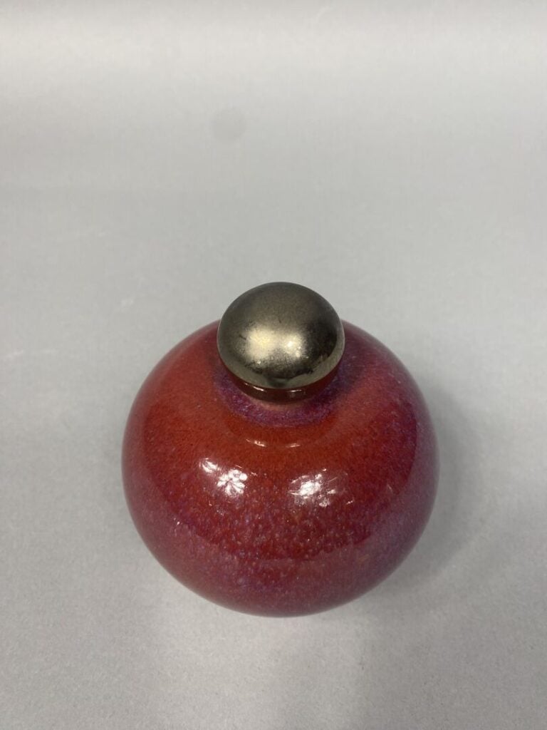 BRELIVET Stan (1956) ? - Vase de forme boule en céramique à décor flammé rouge…