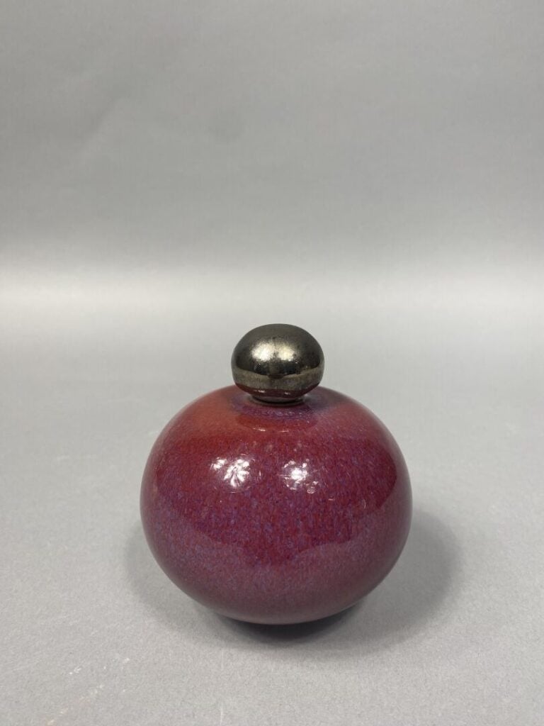 BRELIVET Stan (1956) ? - Vase de forme boule en céramique à décor flammé rouge…