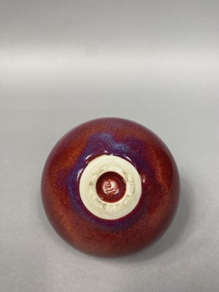 BRELIVET Stan (1956) ? - Vase de forme boule en céramique à décor flammé rouge…