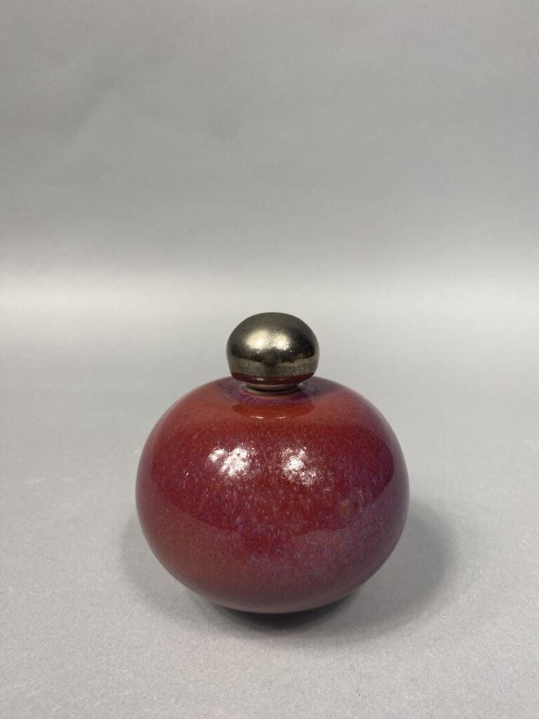 BRELIVET Stan (1956) ? - Vase de forme boule en céramique à décor flammé rouge…