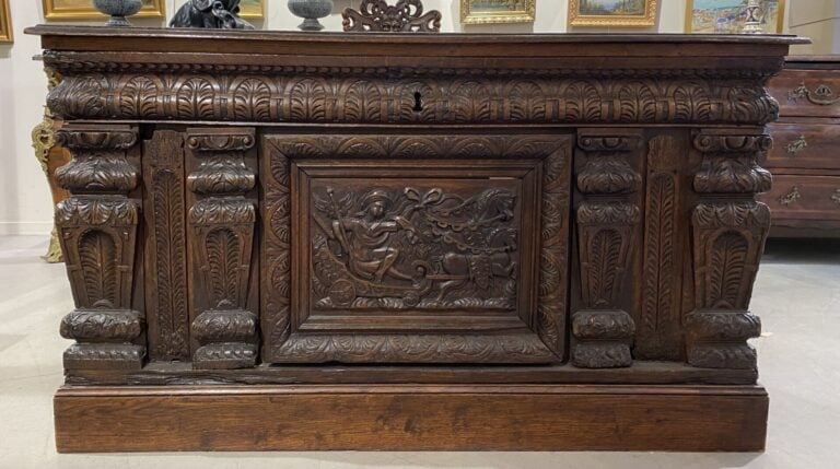 Bureau en bois massif de style Haute Epoque - 77.5 x 135.5 x 66 cm - On joint u…