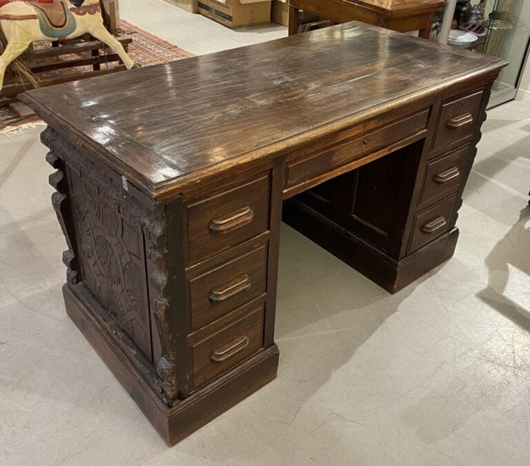 Bureau en bois massif de style Haute Epoque - 77.5 x 135.5 x 66 cm - On joint u…