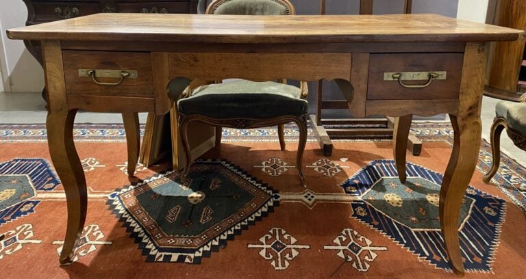 Bureau plat en bois naturel ouvrant à deux tiroirs en ceinture, pieds galbés -…