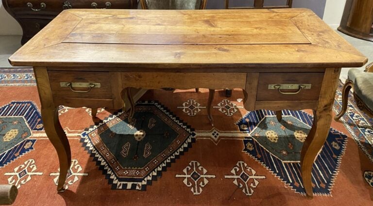 Bureau plat en bois naturel ouvrant à deux tiroirs en ceinture, pieds galbés -…