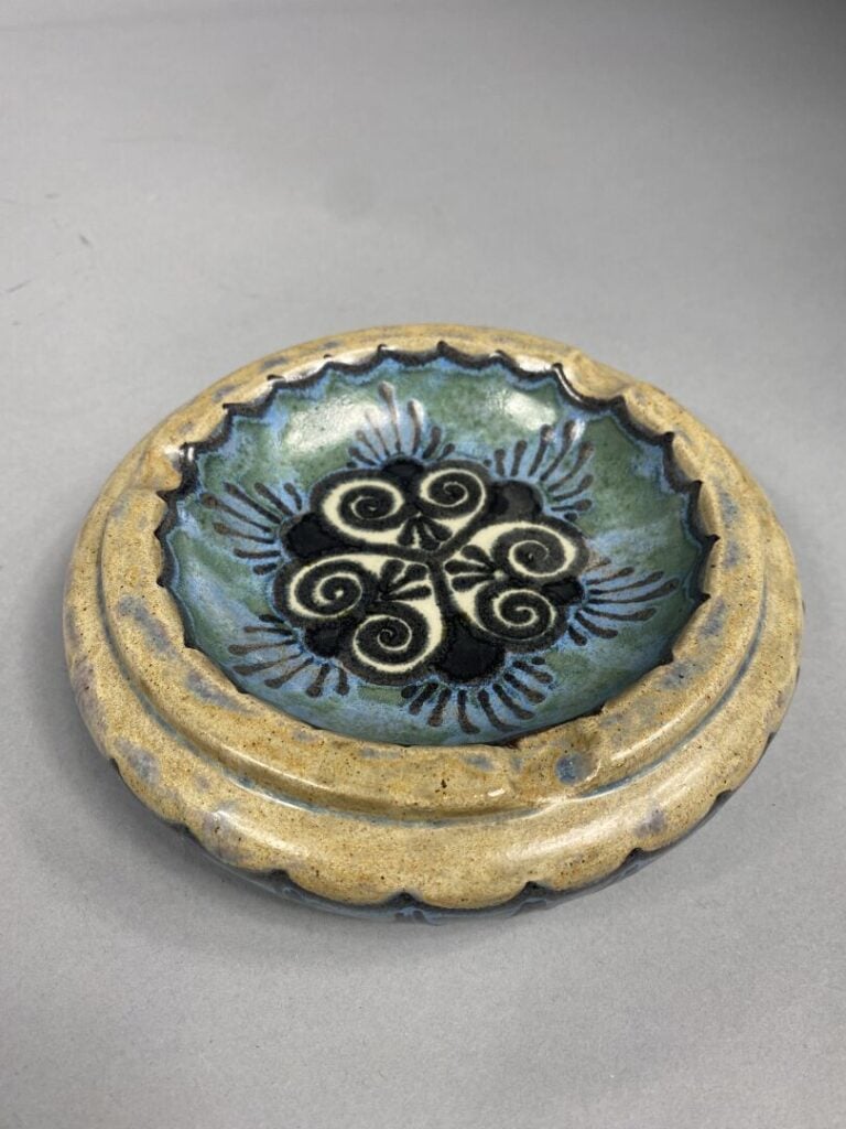 Cendrier en grès polychrome dans les tons bleu à décor de motifs cardiacés - Si…