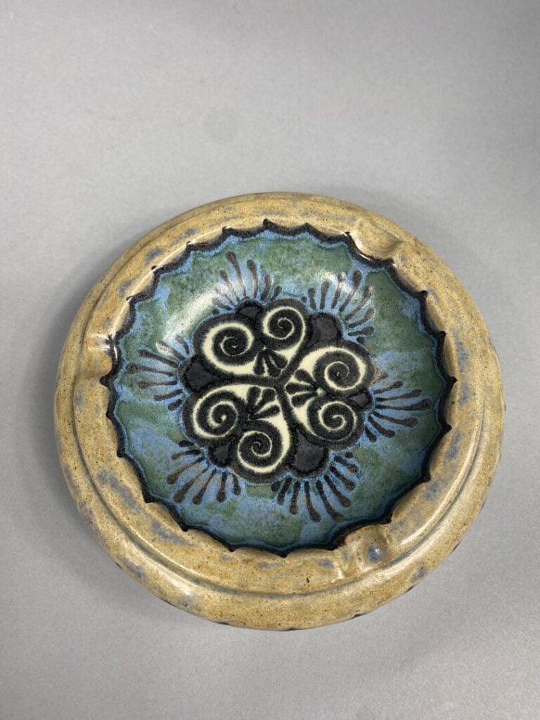 Cendrier en grès polychrome dans les tons bleu à décor de motifs cardiacés - Si…