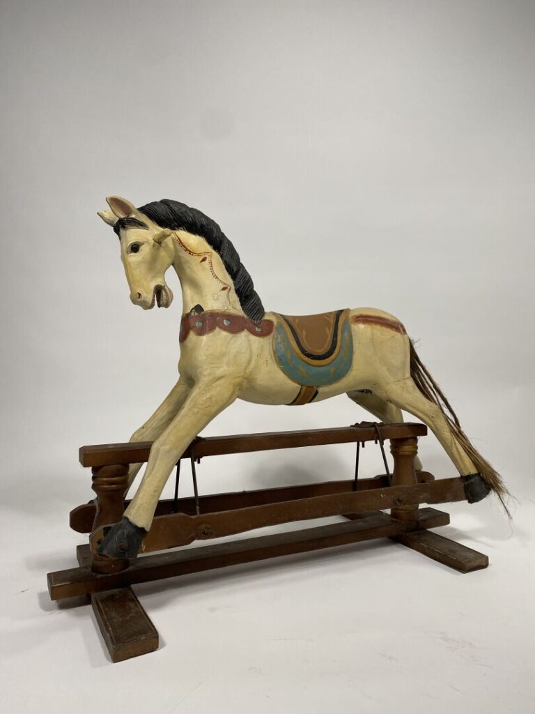 Cheval à bascule en bois sculpté polychrome - H : 78 cm - Long. : 94 cm