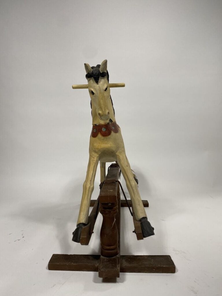 Cheval à bascule en bois sculpté polychrome - H : 78 cm - Long. : 94 cm