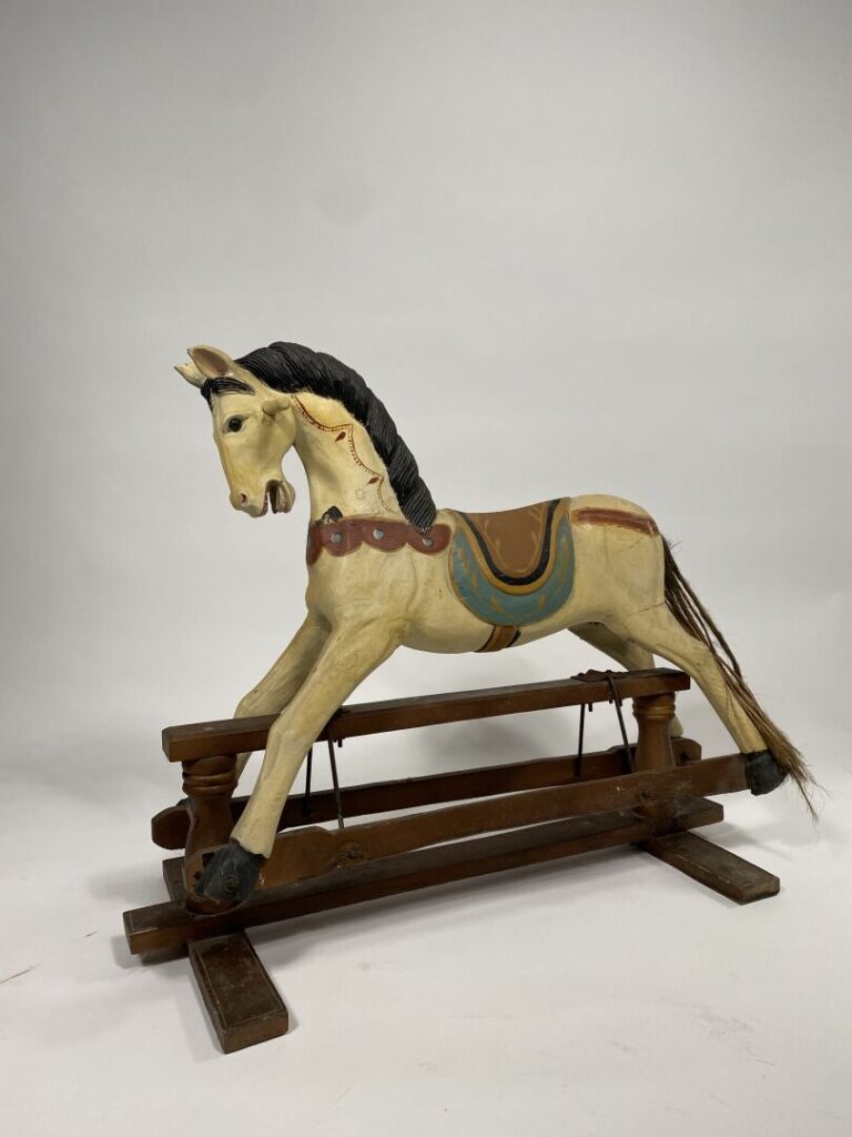 Cheval à bascule en bois sculpté polychrome - H : 78 cm - Long. : 94 cm
